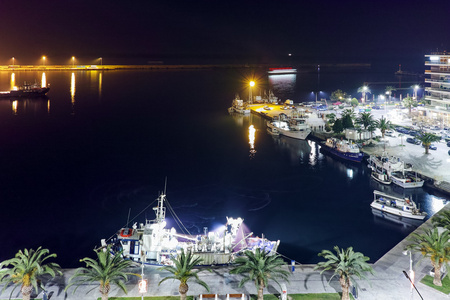 惊人的夜晚港口和卡瓦拉老城的城市景观, 希腊