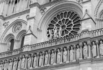 关闭的艺术作品和雕刻在巴黎圣母院大教堂，巴黎，法国