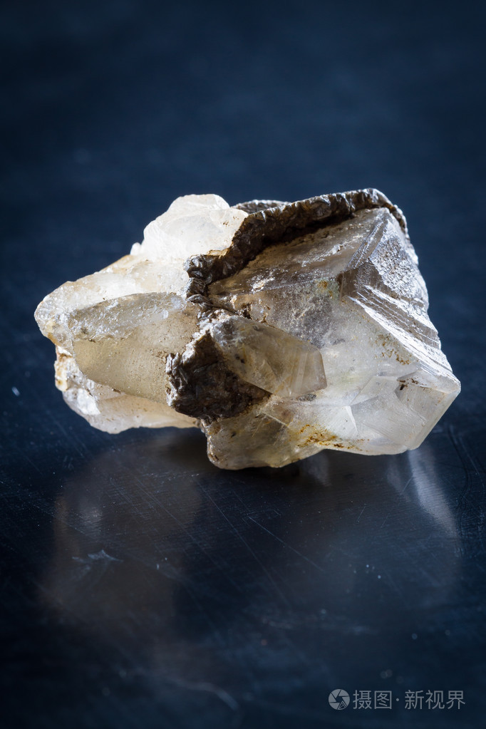 小的石英晶体的特写