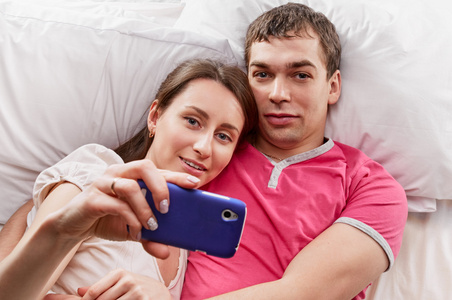 幸福浪漫的情侣使用手机拍照