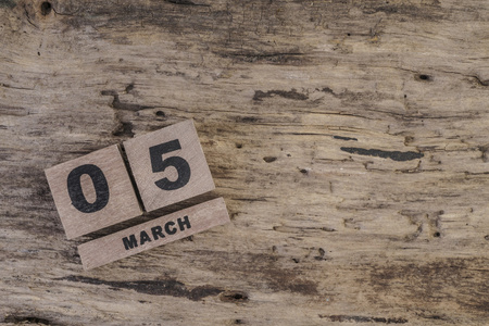 三月与副本空间木制表面上的多维数据集日历