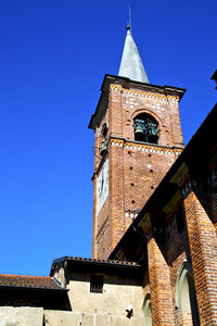 卡斯蒂利奥诺罗纳教堂塔钟阳光明媚的日子