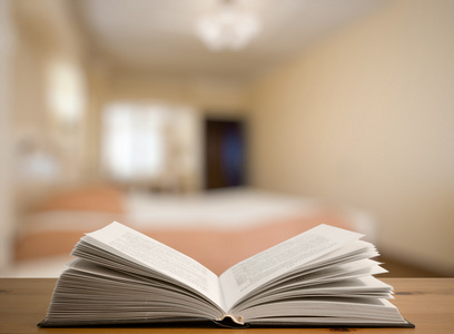 打开桌上的书照片