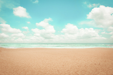 沙滩和蓝色的天空