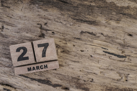 三月与副本空间木制表面上的多维数据集日历