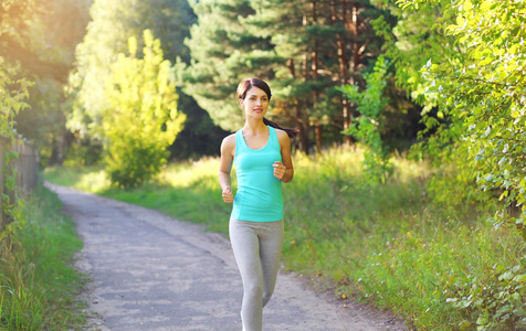 健身年轻女子在公园，女性跑步锻炼，spor 中运行