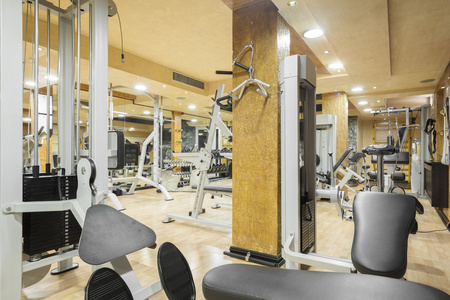 内部的一个现代化的健身房