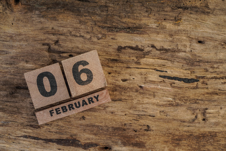 2 月在木头上的多维数据集日历