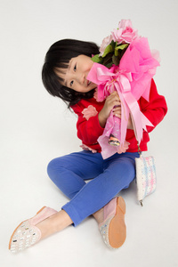 快乐的亚洲孩子手拿着玫瑰花束
