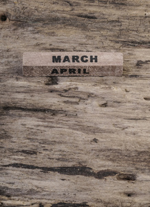 三月在木质表面上的模板