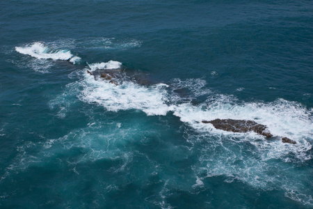 浪花在岩石海岸