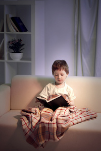 快乐的小男孩看书