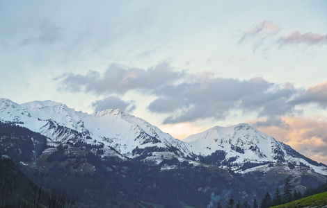 路观对雪覆盖在冬天瑞士山