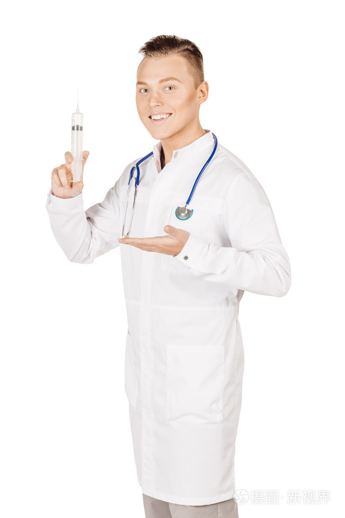 年轻的男医生穿着白色外套和听诊器拿着注射器.