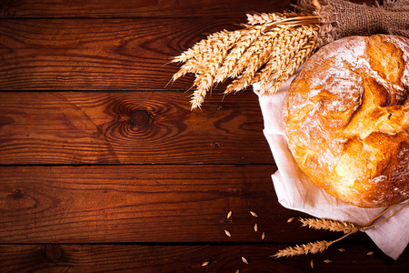 木制的背景上的自制面包。乡村风格。食品烘焙背景