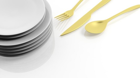 金色叉 勺子和一摞盘子，孤立的白色背景上用刀