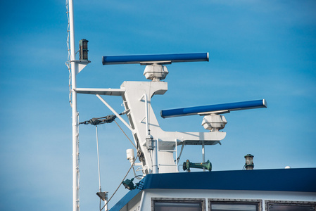 主桅杆的客运船用导航设备照片