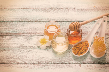 健康蜂蜜成分 木制背景 老式的筛选器