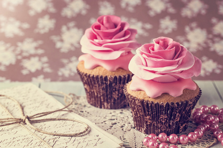 甜美的玫瑰花朵的蛋糕