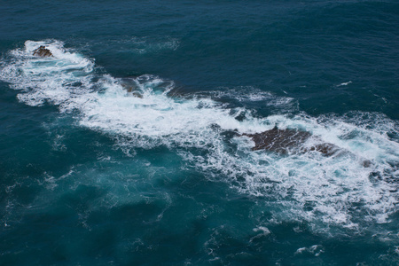 浪花在岩石海岸