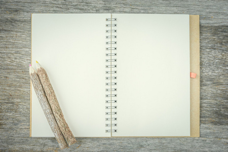 笔记本上用彩色笔木制背景的空白顶视图