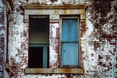 在被遗弃的昂贵砖房子破的窗户
