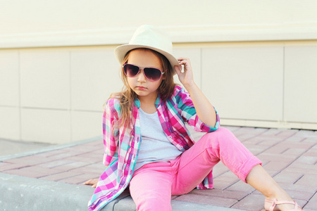 时尚小女孩模型穿格仔粉红色衬衫，帽子