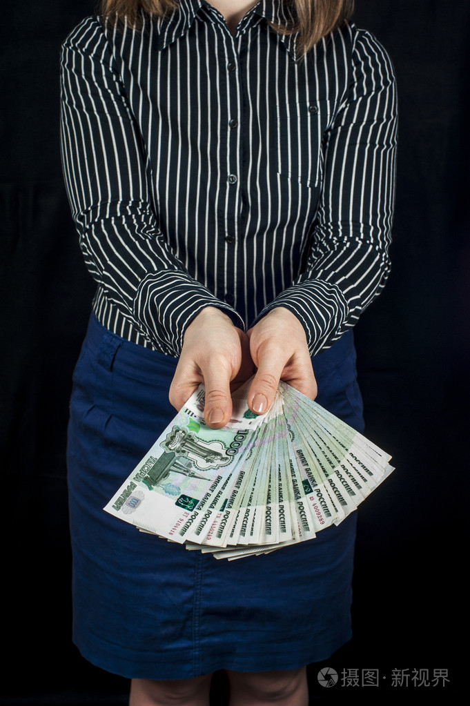 女人拿着一沓钱,俄罗斯卢布钞票.金融主题