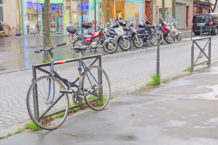 自行车停放在巴黎