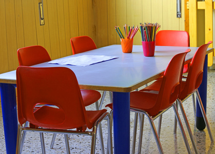 大量的色与红色椅子和小书桌幼儿园