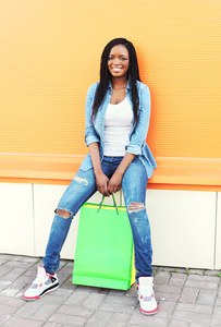 美丽的年轻微笑的非洲女人带着购物袋