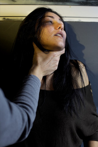 暴力女女人被勒死男人对妇女的街头暴力照片