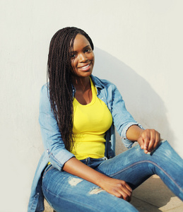 美丽微笑的非洲女人穿牛仔裤