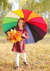 漂亮的小女孩儿童和花伞在秋季的一天