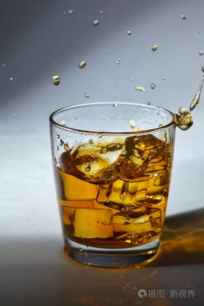 杯威士忌加冰