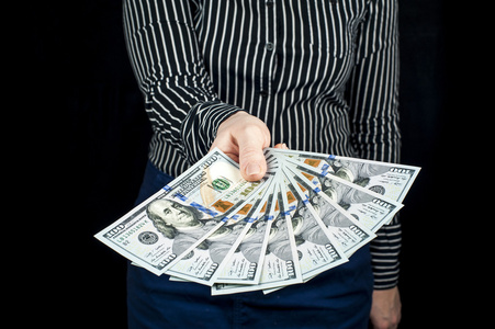 女人拿着一沓钱,我们美元纸币照片