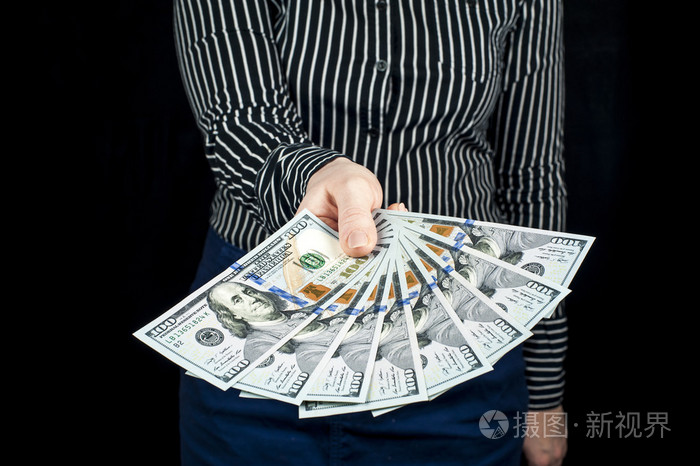 女人拿着一沓钱,我们美元纸币照片-正版商用图片1lx4bw-摄图新视界