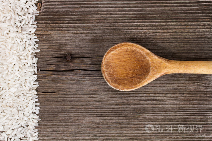 大米和木制单间勺子