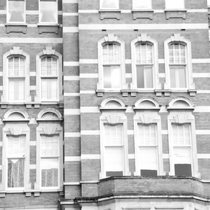 窗口在欧洲伦敦旧的红砖墙和历史