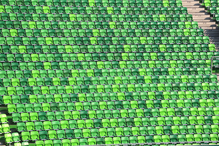 绿色座位在行中的一个足球运动场