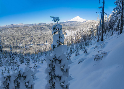 在美国俄勒冈州的胡德山的美丽的冬季风景