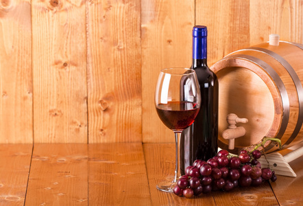 杯红葡萄酒瓶桶和葡萄
