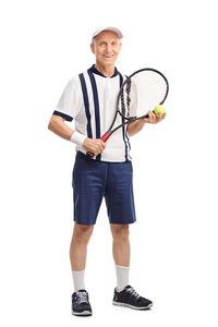 老人用球拍和网球