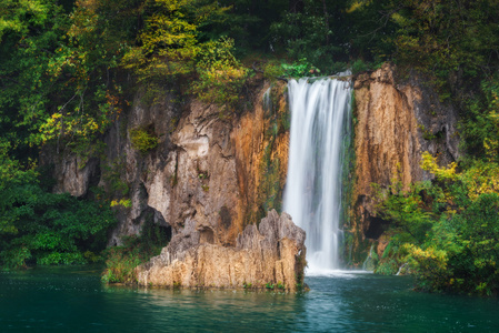 克罗地亚。十六湖。瀑布悬崖和秋天的树木包围
