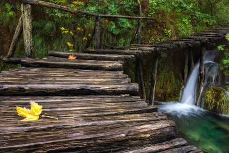 克罗地亚。普利特维采湖木桥上的小瀑布