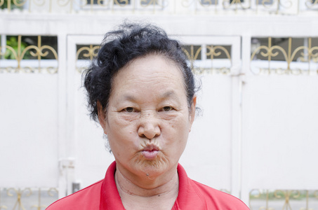 亚洲老年人女人滑稽面孔的画像