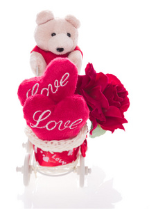 情人节礼物可爱的玩具熊带着项目上孤立的爱心