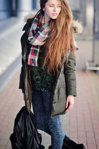 女孩在街头衣服和背包上的模型