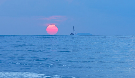 戏剧性大日落热带海洋天空和云背景