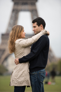 年轻的夫妇在巴黎